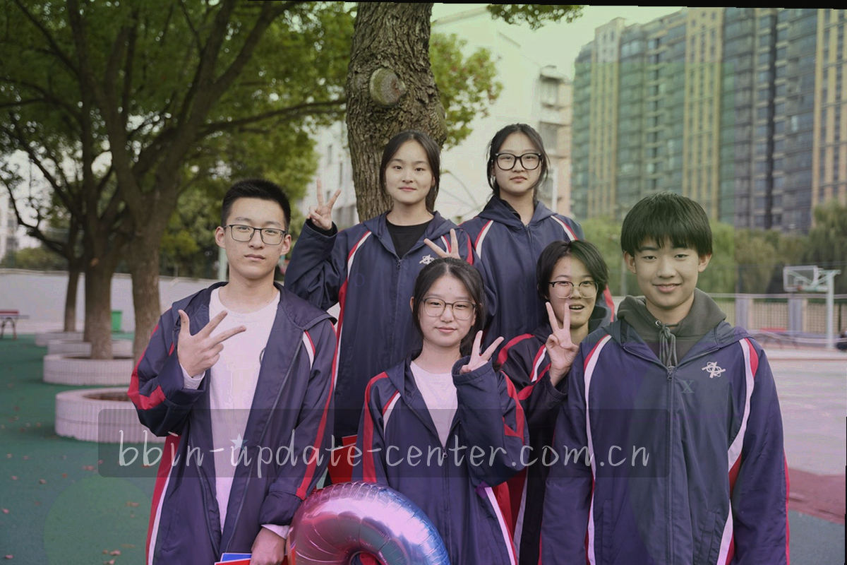 摆放着纸张与校对标记的编辑工作台抽象特写，无人物无品牌